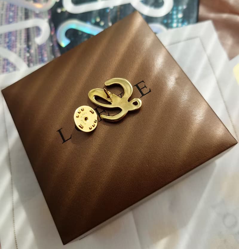 中古美品 附盒 Loewe L字胸針心口針 圍巾扣頸巾扣領帶扣包包掛件