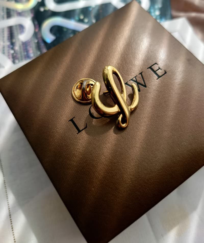 中古美品 附盒 Loewe L字胸針心口針 圍巾扣頸巾扣領帶扣包包掛件
