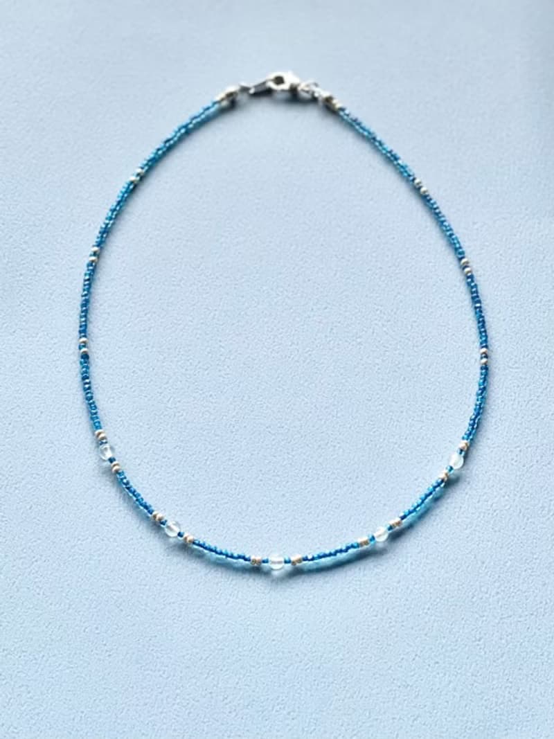 小さなアクアマリンと紺碧のビーズ　ショートネックレス　marine blue