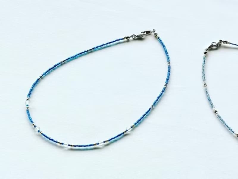 小さなアクアマリンと紺碧のビーズ　ショートネックレス　marine blue