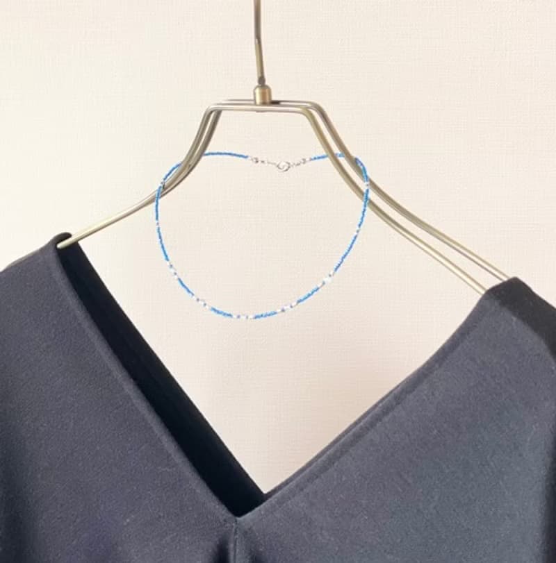小さなアクアマリンと紺碧のビーズ　ショートネックレス　marine blue