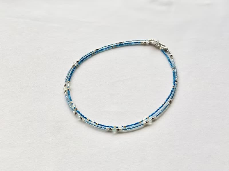 小さなアクアマリンと紺碧のビーズ　ショートネックレス　marine blue