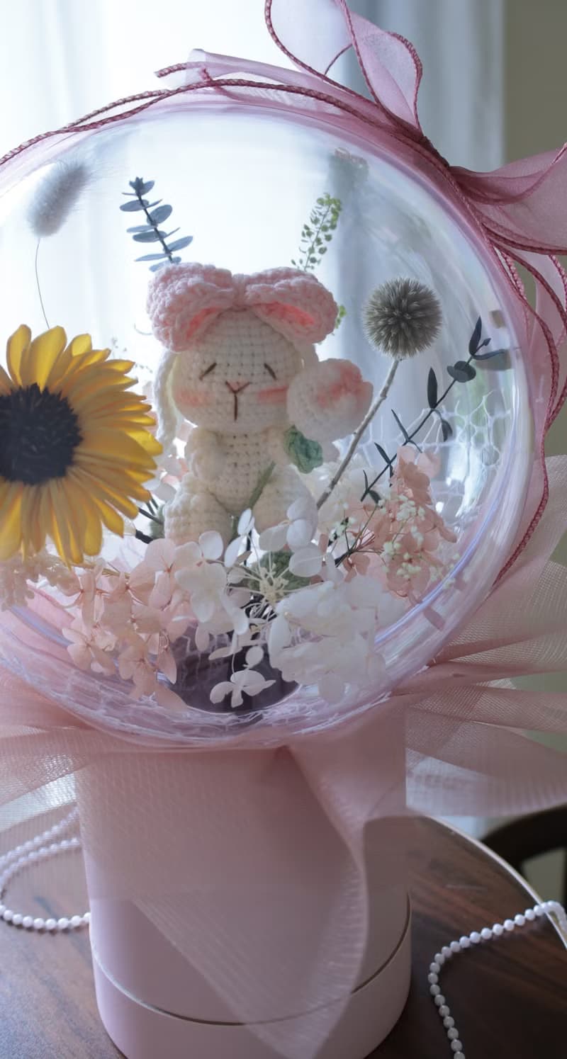 粉色垂耳兔永生花波波球抱抱桶花束