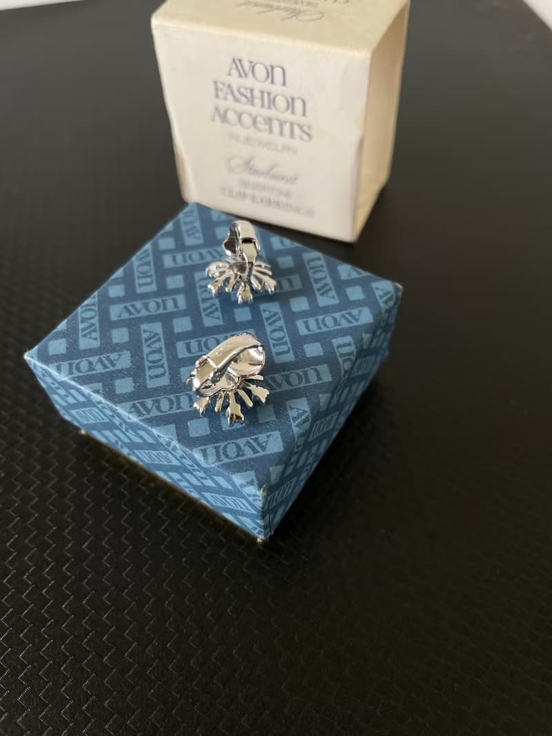 老又好古董珠寶銀色萊茵石雪花星星夾式耳環 Avon 1978 C375