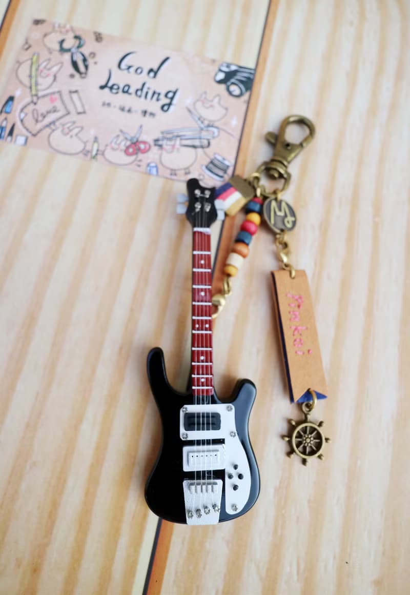 【低調黑貝斯】Rickenbacker Bass Guitar 質感迷你模型吊飾