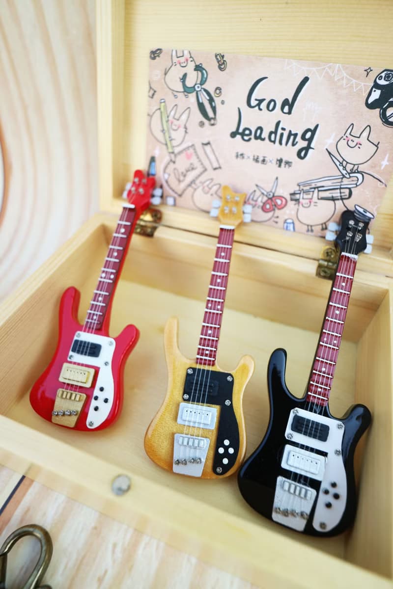 【低調黑貝斯】Rickenbacker Bass Guitar 質感迷你模型吊飾