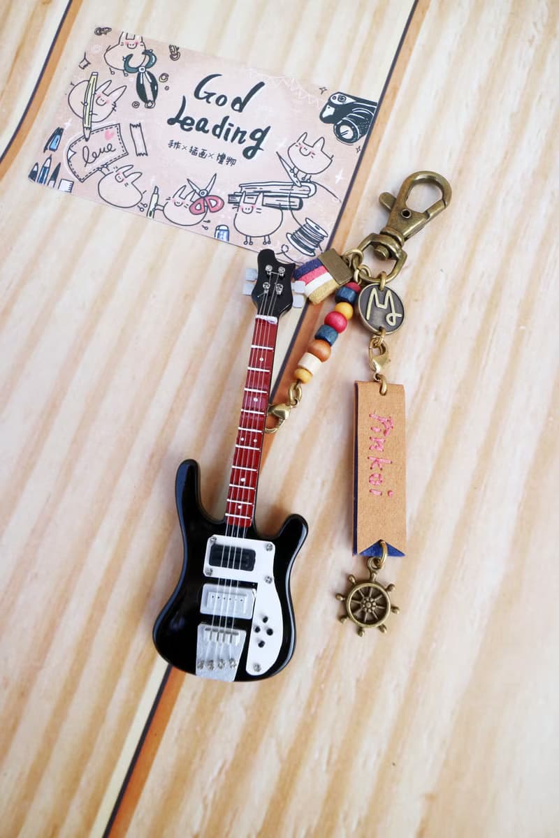 【低調黑貝斯】Rickenbacker Bass Guitar 質感迷你模型吊飾