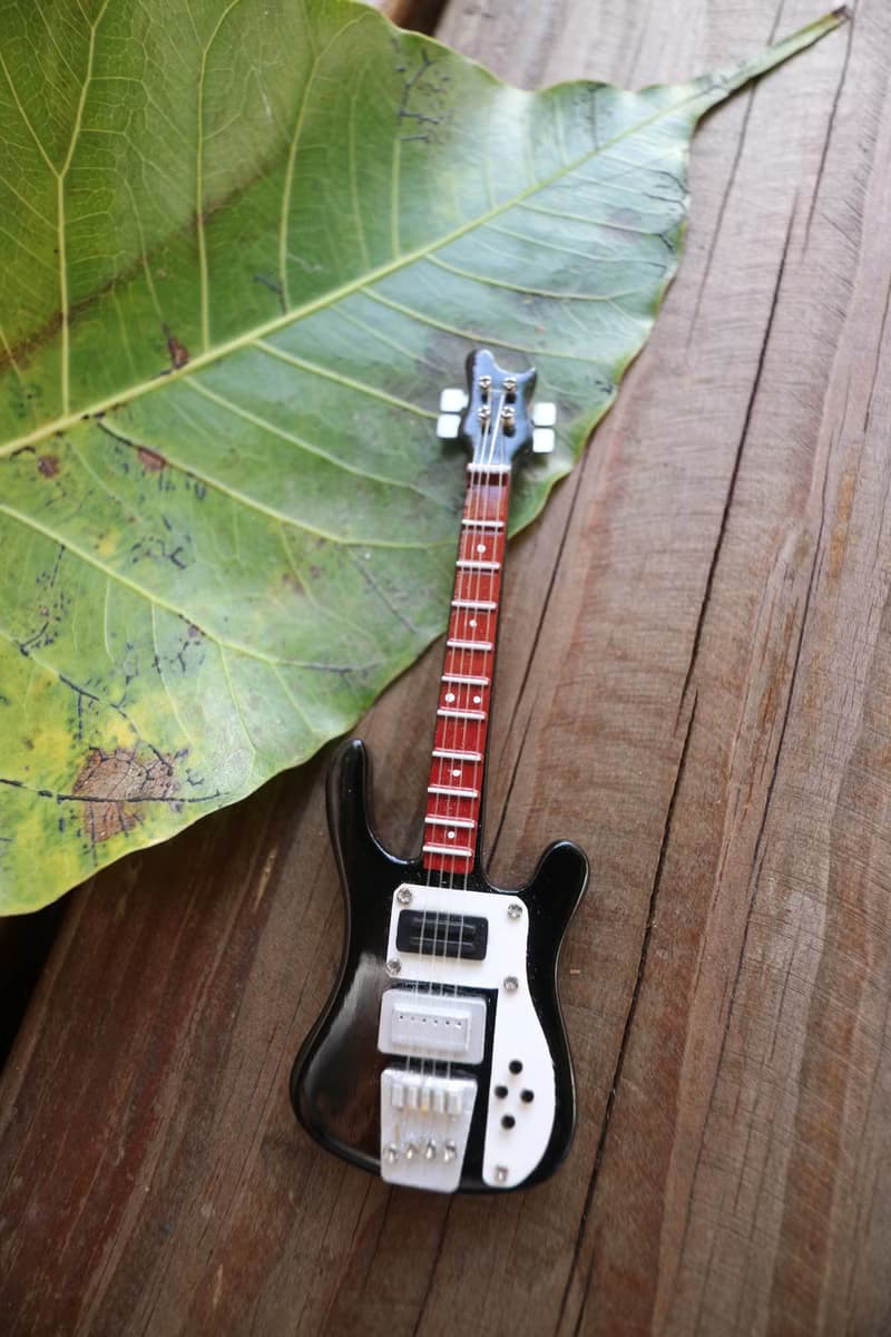 【低調黑貝斯】Rickenbacker Bass Guitar 質感迷你模型吊飾