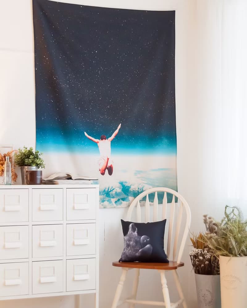 Falling With A Hidden Smile-壁幔Wall Tapestry-居家 牆壁裝飾