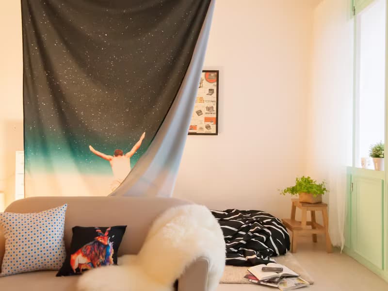 Falling With A Hidden Smile-壁幔Wall Tapestry-居家 牆壁裝飾