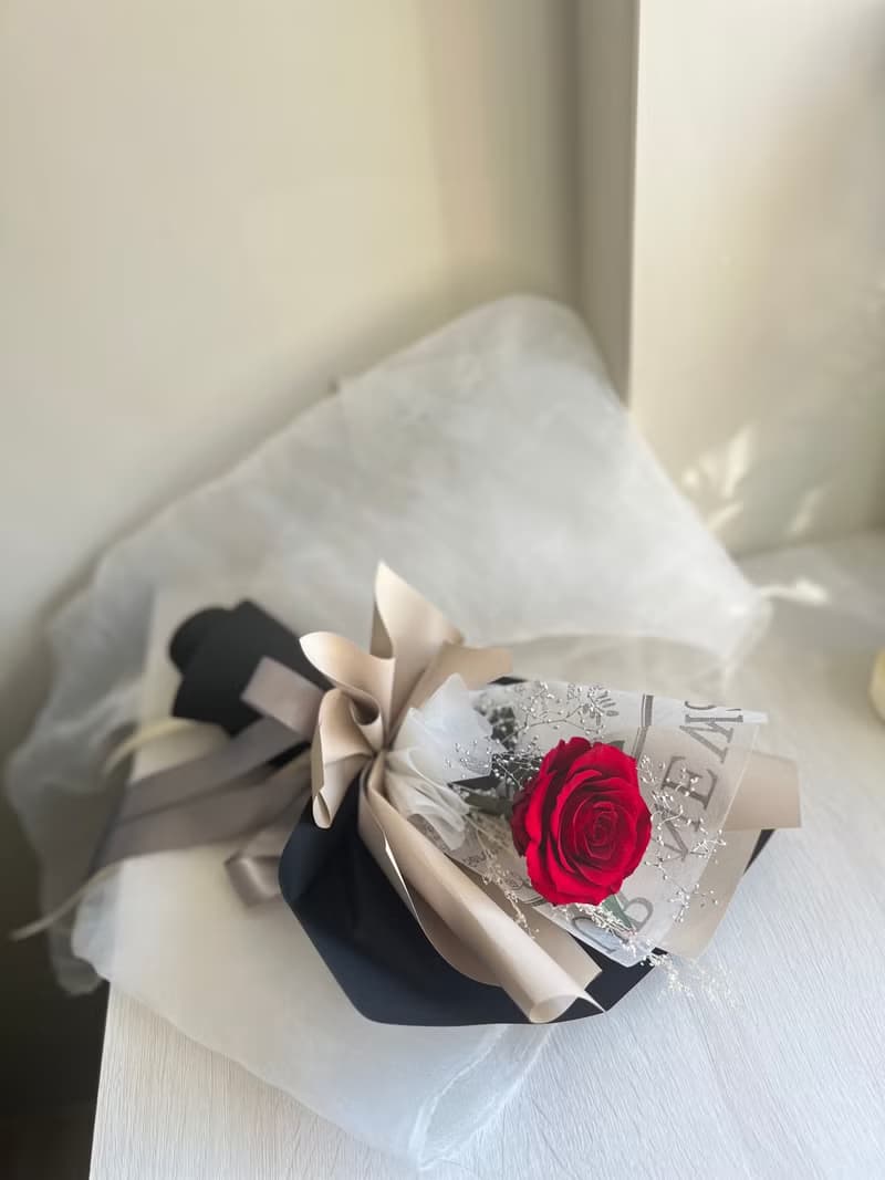 單朵紅玫瑰花束