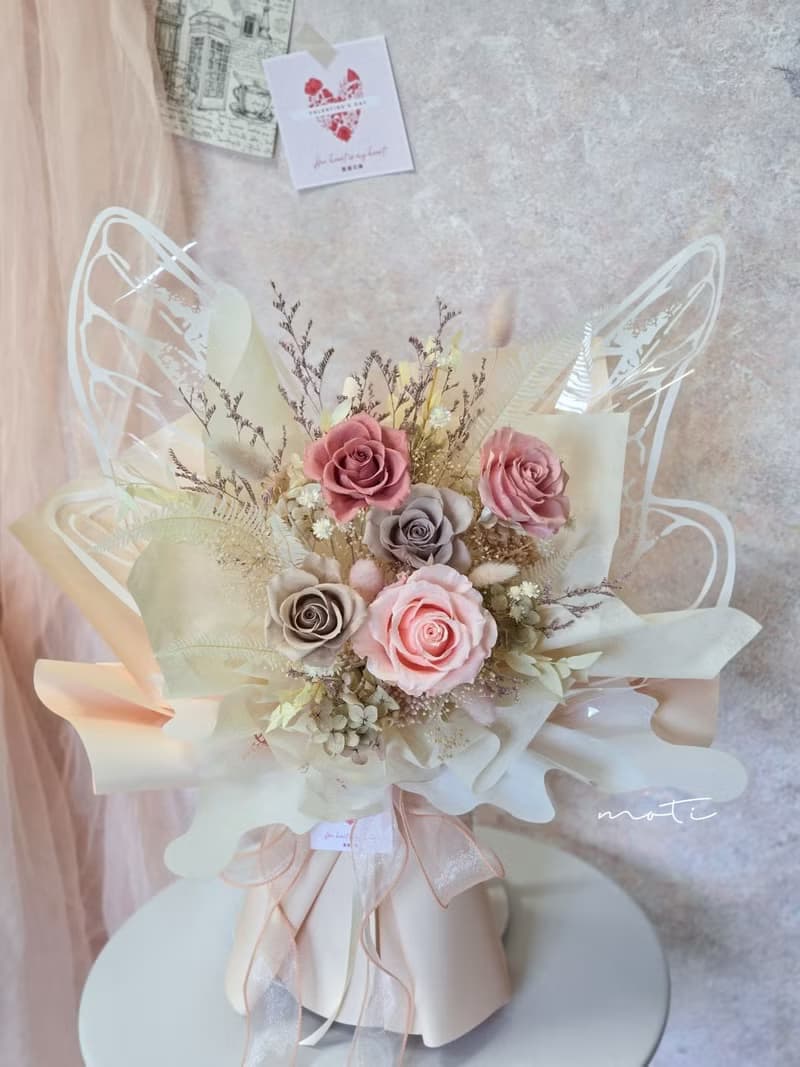 厄瓜多永生玫瑰蝴蝶大花束(粉奶茶色系) 七夕 情人節 求婚花束