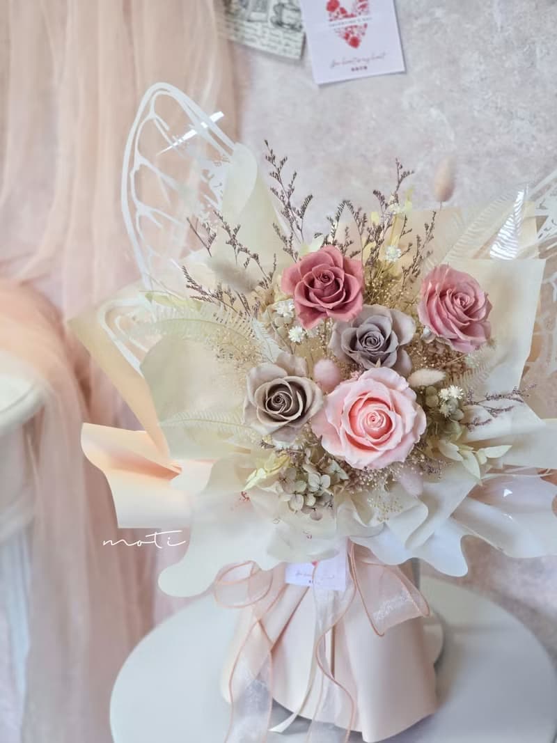 厄瓜多永生玫瑰蝴蝶大花束(粉奶茶色系) 七夕 情人節 求婚花束