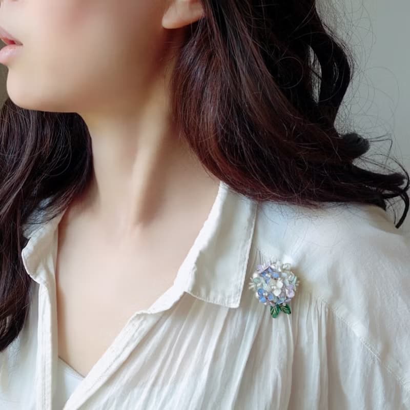 紫陽花とコットンパールの大きなブローチ