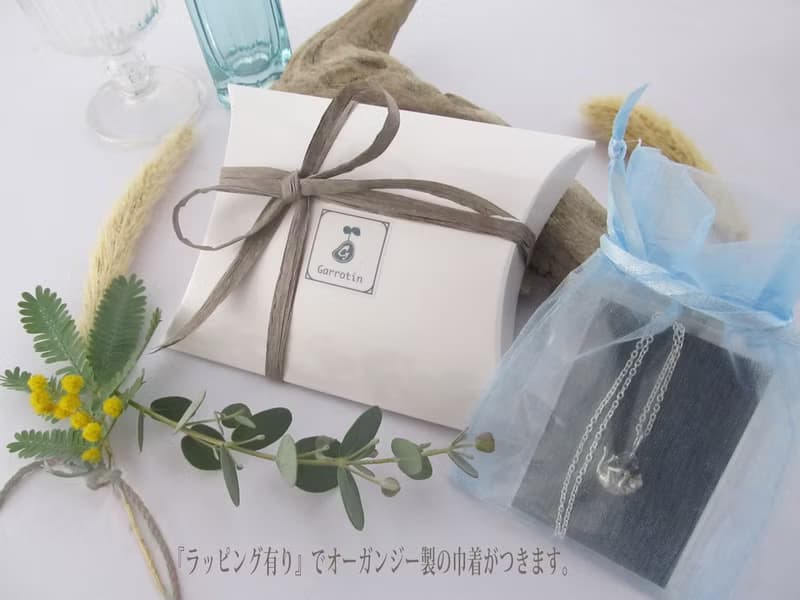花に掴まるカエルペンダント