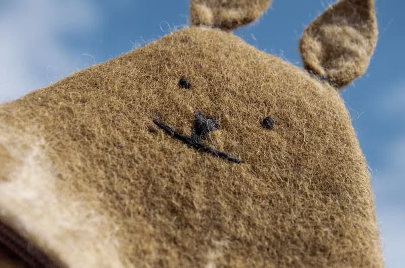 羊毛氈手機袋/羊毛氈收納袋/零錢包/悠遊卡套/羊毛氈錢包-刺繡兔