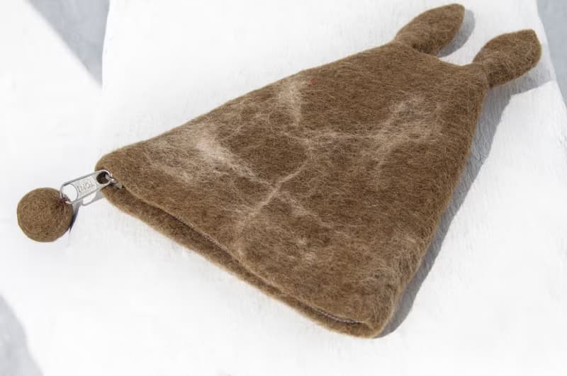 羊毛氈手機袋/羊毛氈收納袋/零錢包/悠遊卡套/羊毛氈錢包-刺繡兔