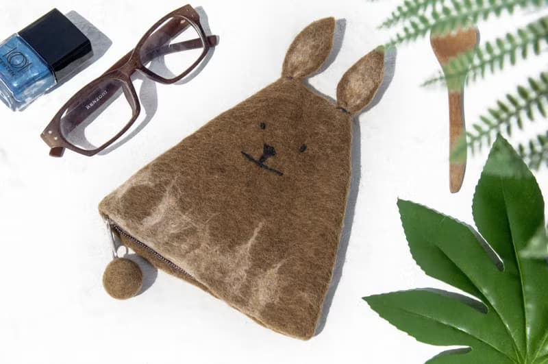 羊毛氈手機袋/羊毛氈收納袋/零錢包/悠遊卡套/羊毛氈錢包-刺繡兔