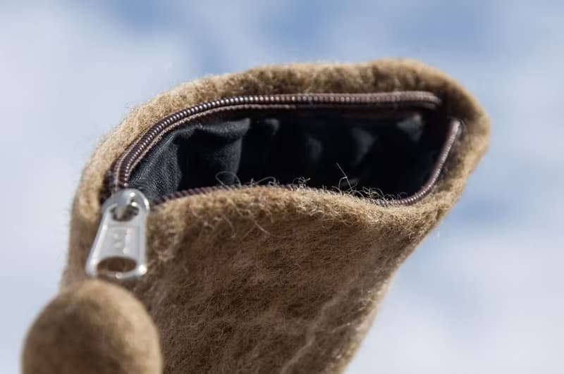 羊毛氈手機袋/羊毛氈收納袋/零錢包/悠遊卡套/羊毛氈錢包-刺繡兔