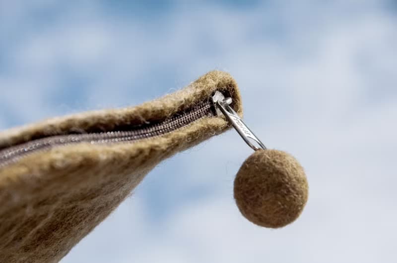 羊毛氈手機袋/羊毛氈收納袋/零錢包/悠遊卡套/羊毛氈錢包-刺繡兔