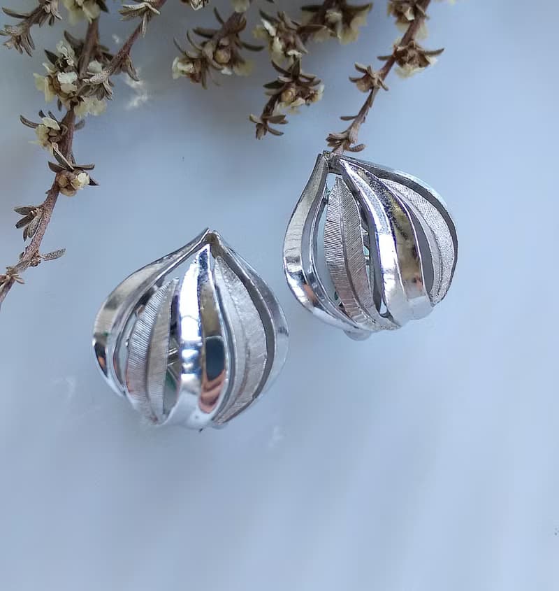 Vintage Jewelry 西洋古董飾品 TRIFARI 小巧 銀色栗子 夾式耳環
