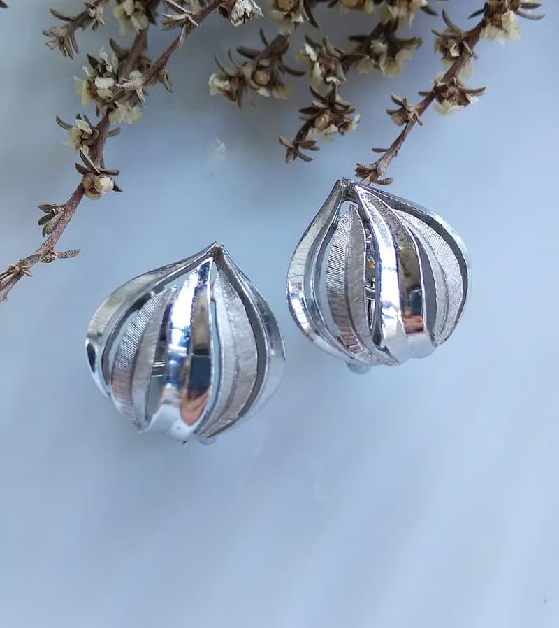 Vintage Jewelry 西洋古董飾品 TRIFARI 小巧 銀色栗子 夾式耳環