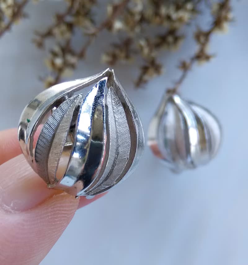 Vintage Jewelry 西洋古董飾品 TRIFARI 小巧 銀色栗子 夾式耳環