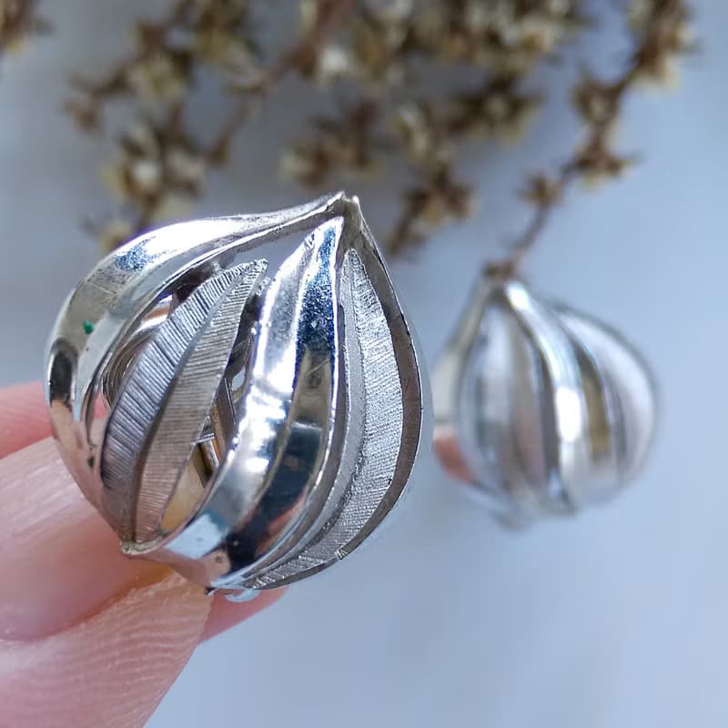 Vintage Jewelry 西洋古董飾品 TRIFARI 小巧 銀色栗子 夾式耳環