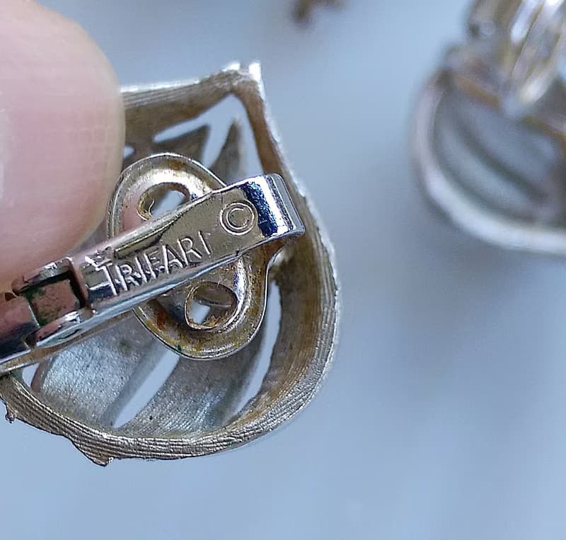 Vintage Jewelry 西洋古董飾品 TRIFARI 小巧 銀色栗子 夾式耳環
