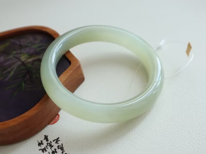 天然晴水和田玉手鐲冰底晴水料顏色美脂很厚玉質溫潤水頭足54圈口
