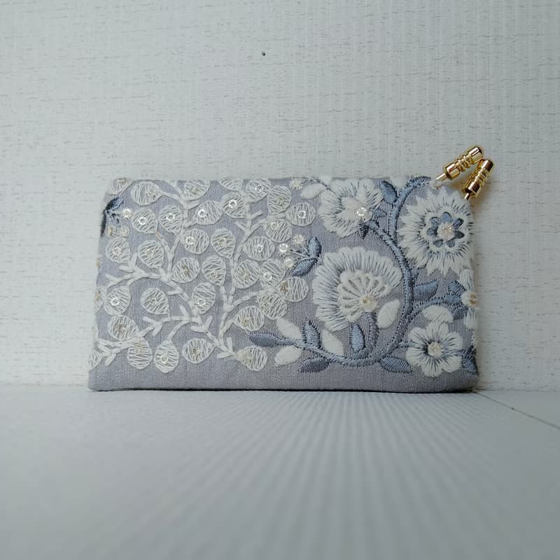 ライトグレー 刺繍名刺入れ