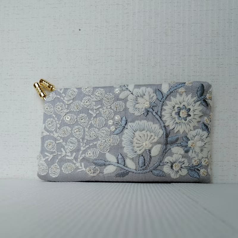 ライトグレー 刺繍名刺入れ