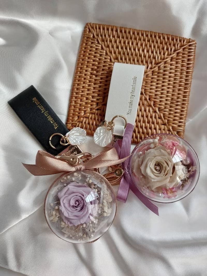 永生玫瑰壓克力球吊飾.鑰匙圈 黑與白 情人節.母親節.畢業