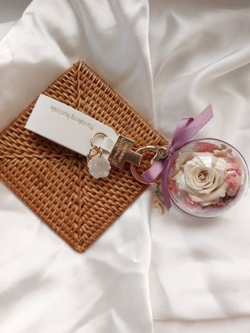 永生玫瑰壓克力球吊飾.鑰匙圈 黑與白 情人節.母親節.畢業