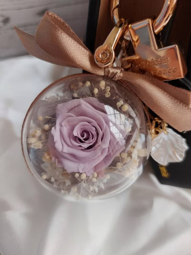 永生玫瑰壓克力球吊飾.鑰匙圈 黑與白 情人節.母親節.畢業