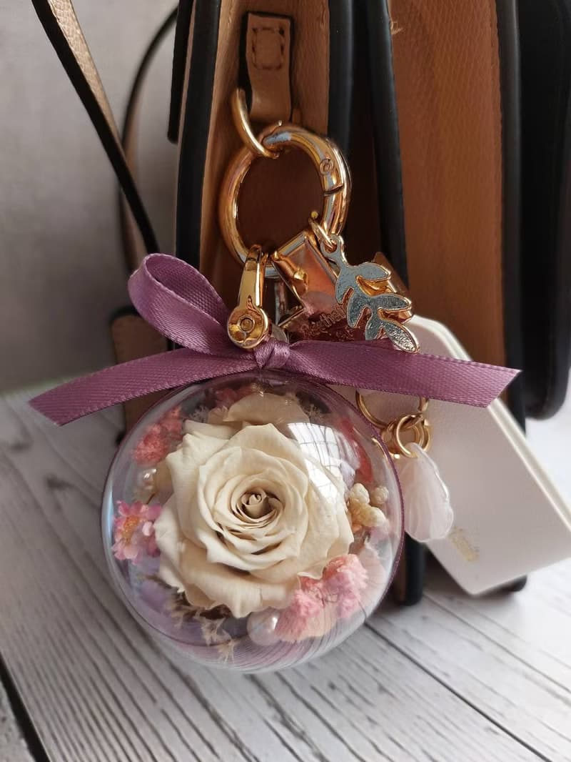 永生玫瑰壓克力球吊飾.鑰匙圈 黑與白 情人節.母親節.畢業