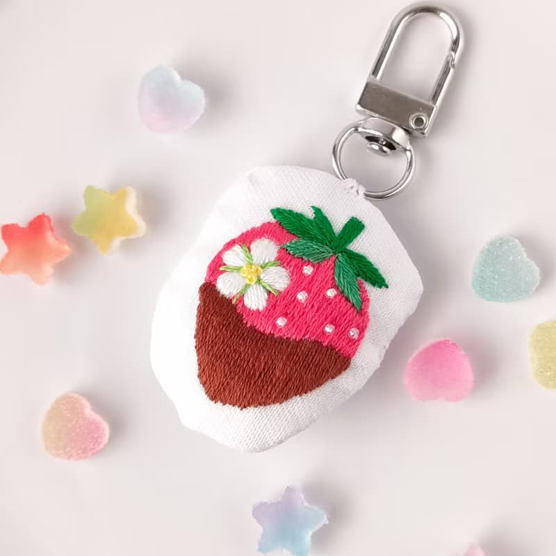 チョコがけいちごの刺繍キーホルダー