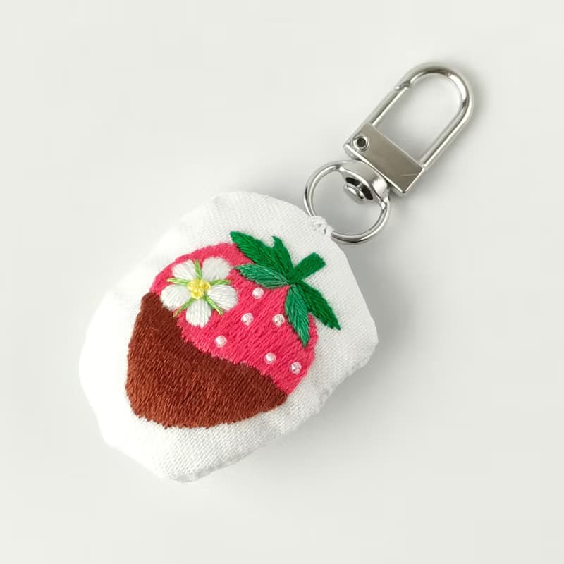 チョコがけいちごの刺繍キーホルダー