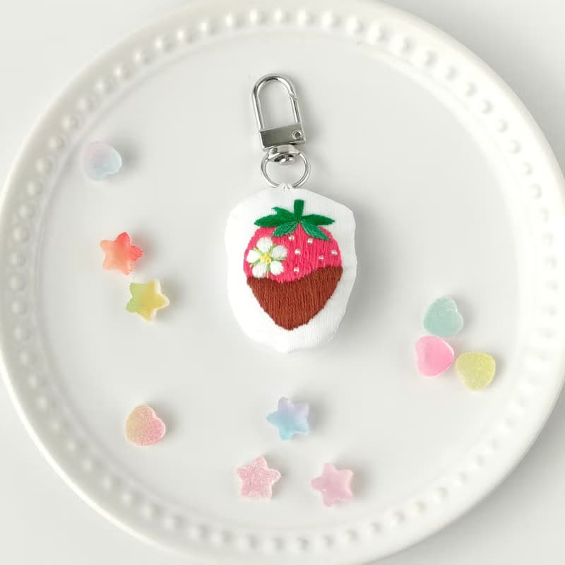 チョコがけいちごの刺繍キーホルダー