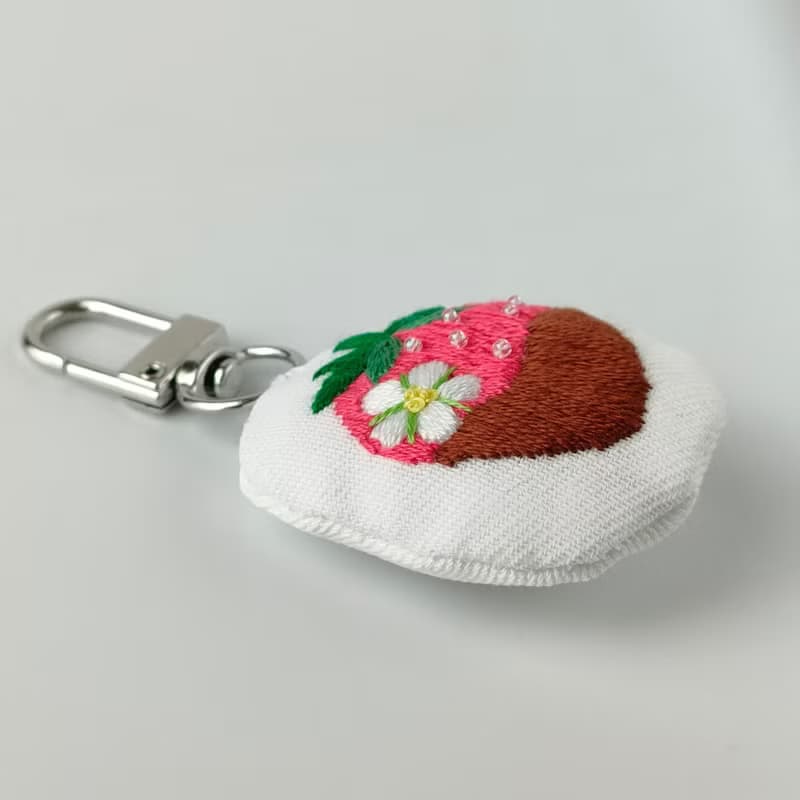 チョコがけいちごの刺繍キーホルダー