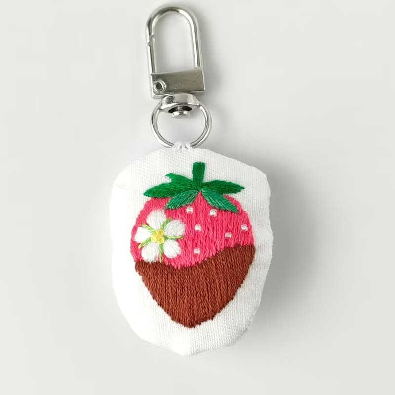チョコがけいちごの刺繍キーホルダー