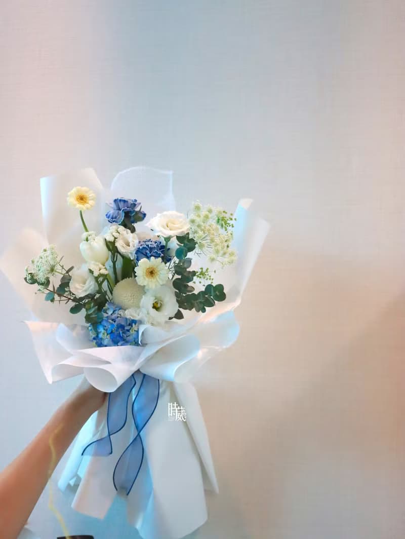 溫柔藍白色系 鬱金香 非洲菊 鮮花花束/限台中地區