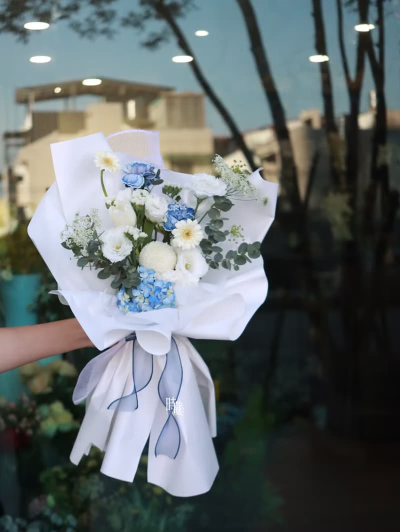 溫柔藍白色系 鬱金香 非洲菊 鮮花花束/限台中地區