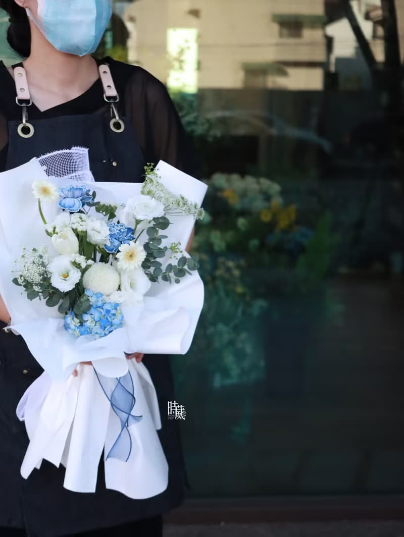 溫柔藍白色系 鬱金香 非洲菊 鮮花花束/限台中地區