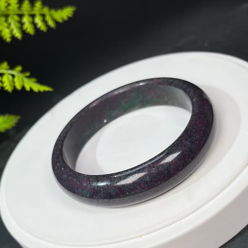 巴西高品紅綠寶手鐲63MM 玉化落梅星光紅寶石黝簾石手環 勇氣自信
