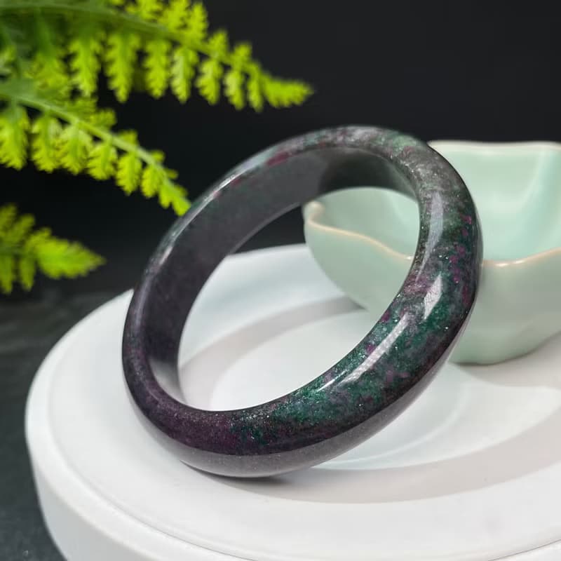 巴西高品紅綠寶手鐲63MM 玉化落梅星光紅寶石黝簾石手環 勇氣自信