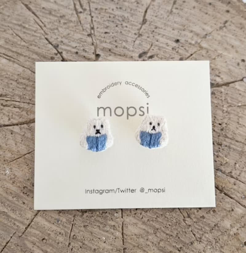 本を読むしろくま　刺繍ピアス/イヤリング