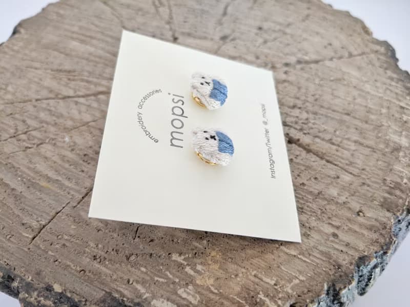 本を読むしろくま　刺繍ピアス/イヤリング