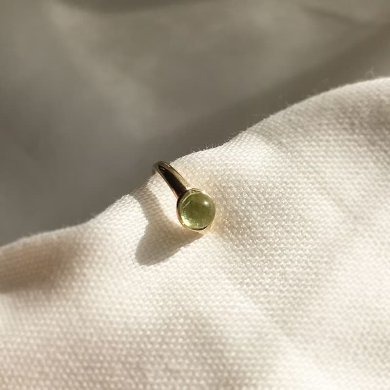 １粒宝石質ペリドットのイヤーカフ August Birthstone