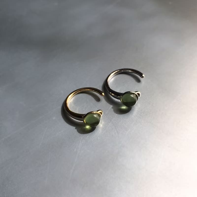 １粒宝石質ペリドットのイヤーカフ August Birthstone